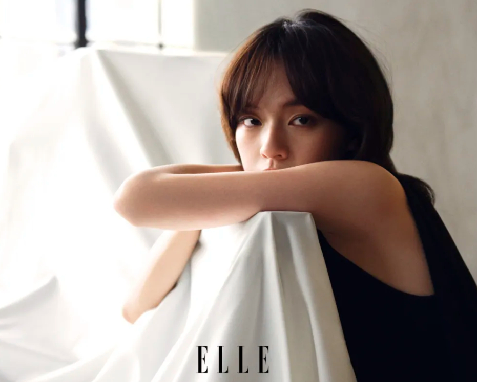 文淇说自己是讨好型人格 在接受《ELLE》采访时笑称自己是标准的讨好型人格，因为