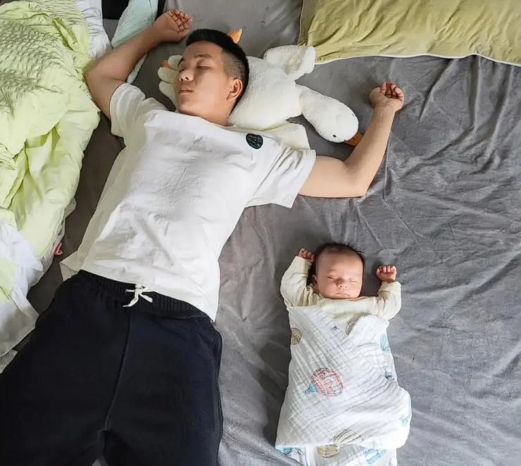 浙江宁波，男子的儿子刚满月，妻子就抱走儿子，和他分居多年，这才离了婚，再无联系。