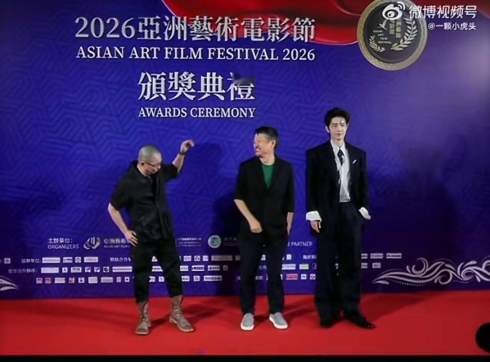 肖战带着孔笙兰晓龙两个小朋友走红毯孔笙兰晓龙在肖战旁边打闹孔笙导演和兰晓龙在肖战
