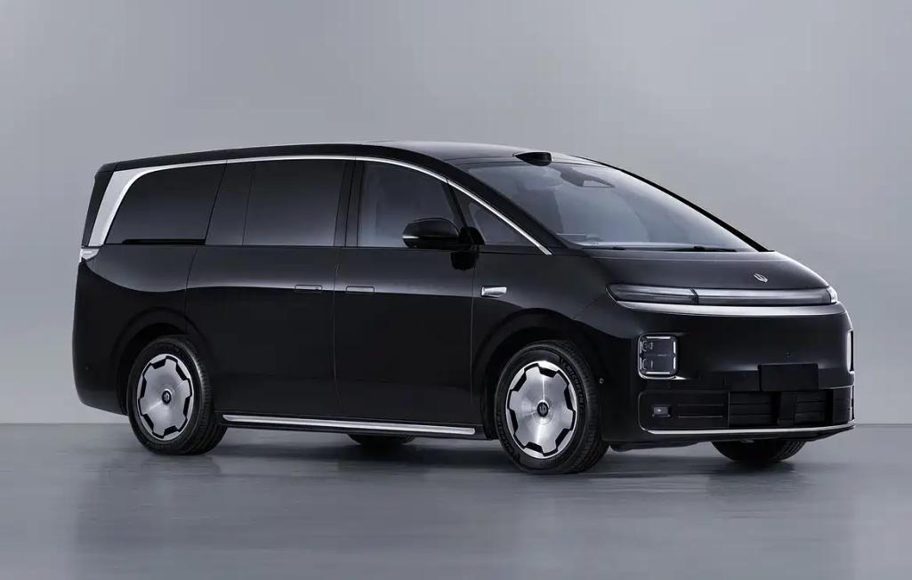 日前，零跑D99申报信息在工信部曝光，其基于LEAP 4.0架构打造，提供纯电和