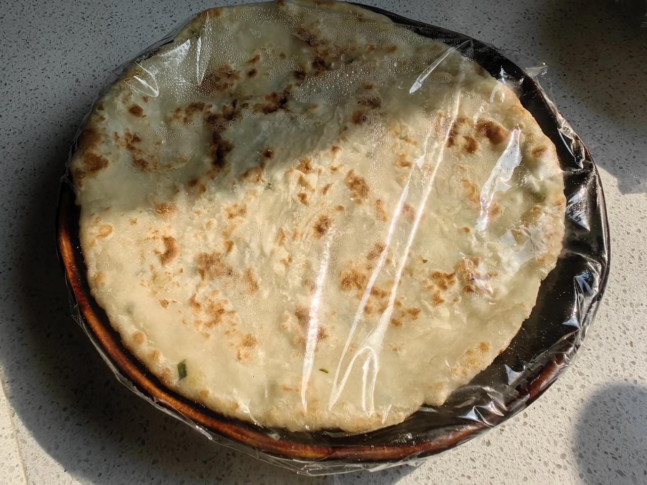 这个世界有很多事情让你感动，如一张饼，一个已经剥好的粽子，一碟腌好的香椿……很多