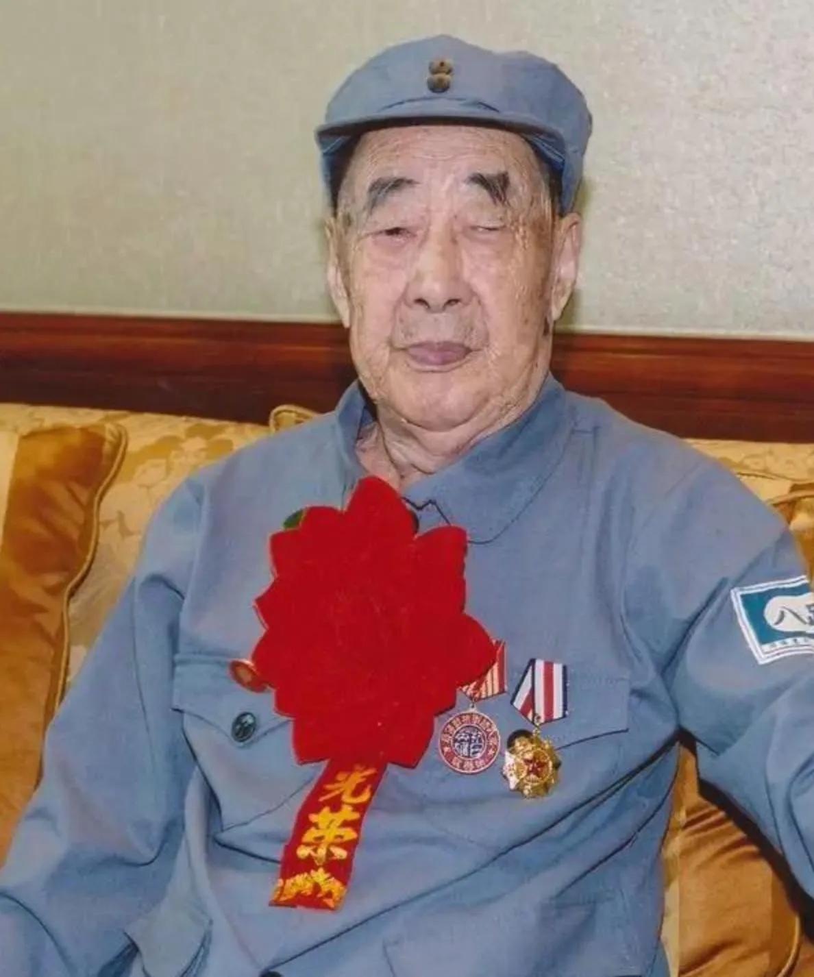 许家印父亲平生最骄傲的，不是那个曾经是亿万富翁的儿子，而是一枚像章
 
随着恒大