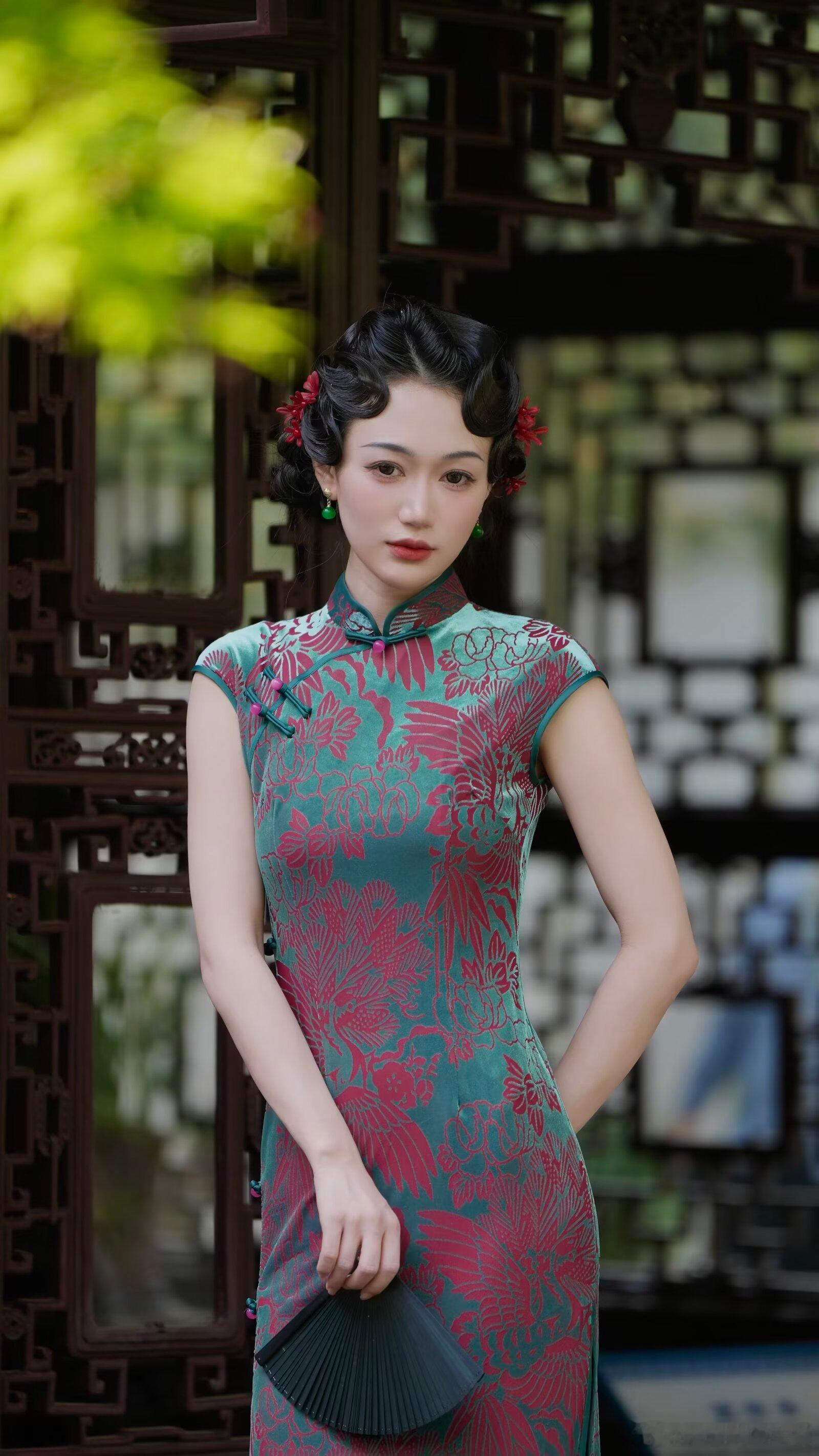 民国烟雨里走出来的温婉，是刻在东方骨血里的风雅。苏州园林约拍旗袍旗袍写真国风大赏