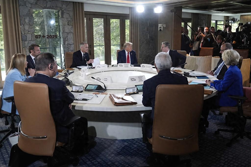 G7还没开，日内瓦先"炸"了：2万人上街，催泪弹和燃烧瓶齐飞
 
七国集团峰会于