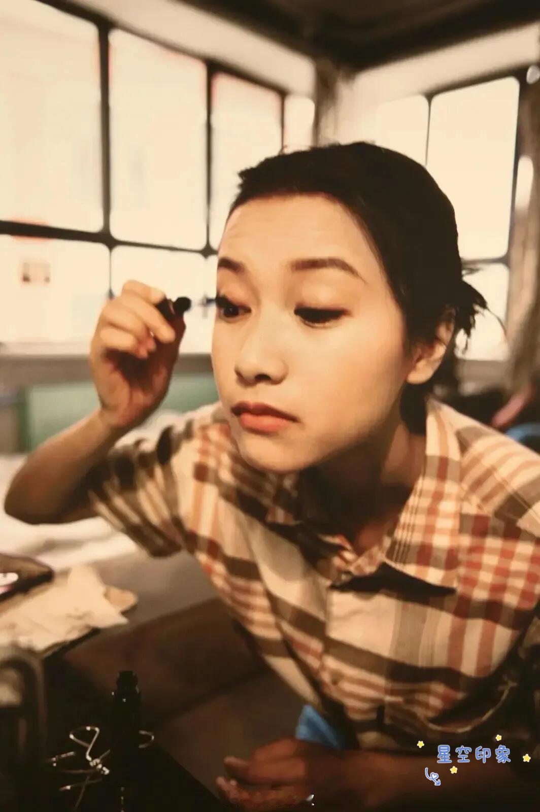 1997年。还在北京电影学院就读的徐静蕾在上台表演之前，正在给自己化妆，一边在舞