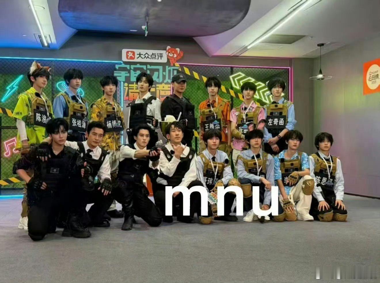 黄子韬刘耀文TF四代合照很不错 