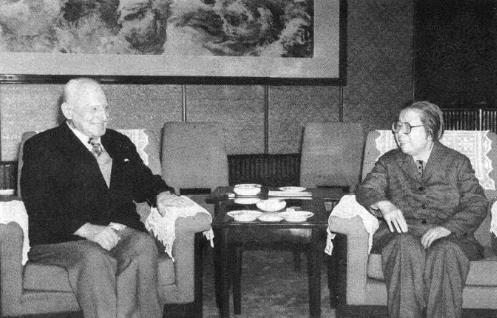 1982年12月2日，邓颖超祝贺路易·艾黎85岁寿辰。