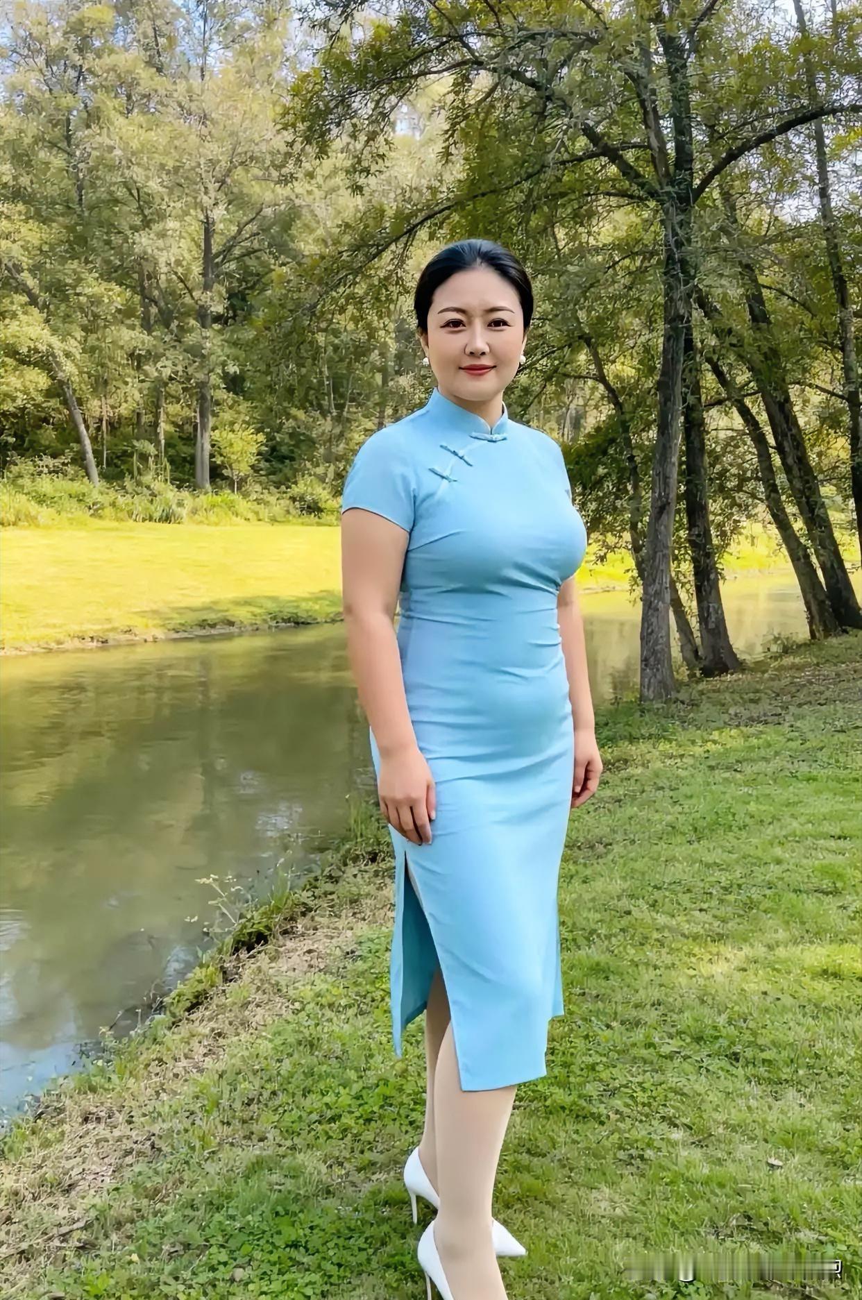发现美水蓝旗袍临水立，林风轻拂，优雅自成画。
