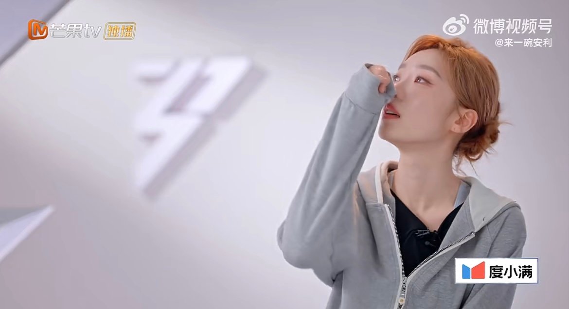 张月失误自责落泪 张月为了贴合《孤单北半球》的温柔氛围努力突破自己，小失误后忍不