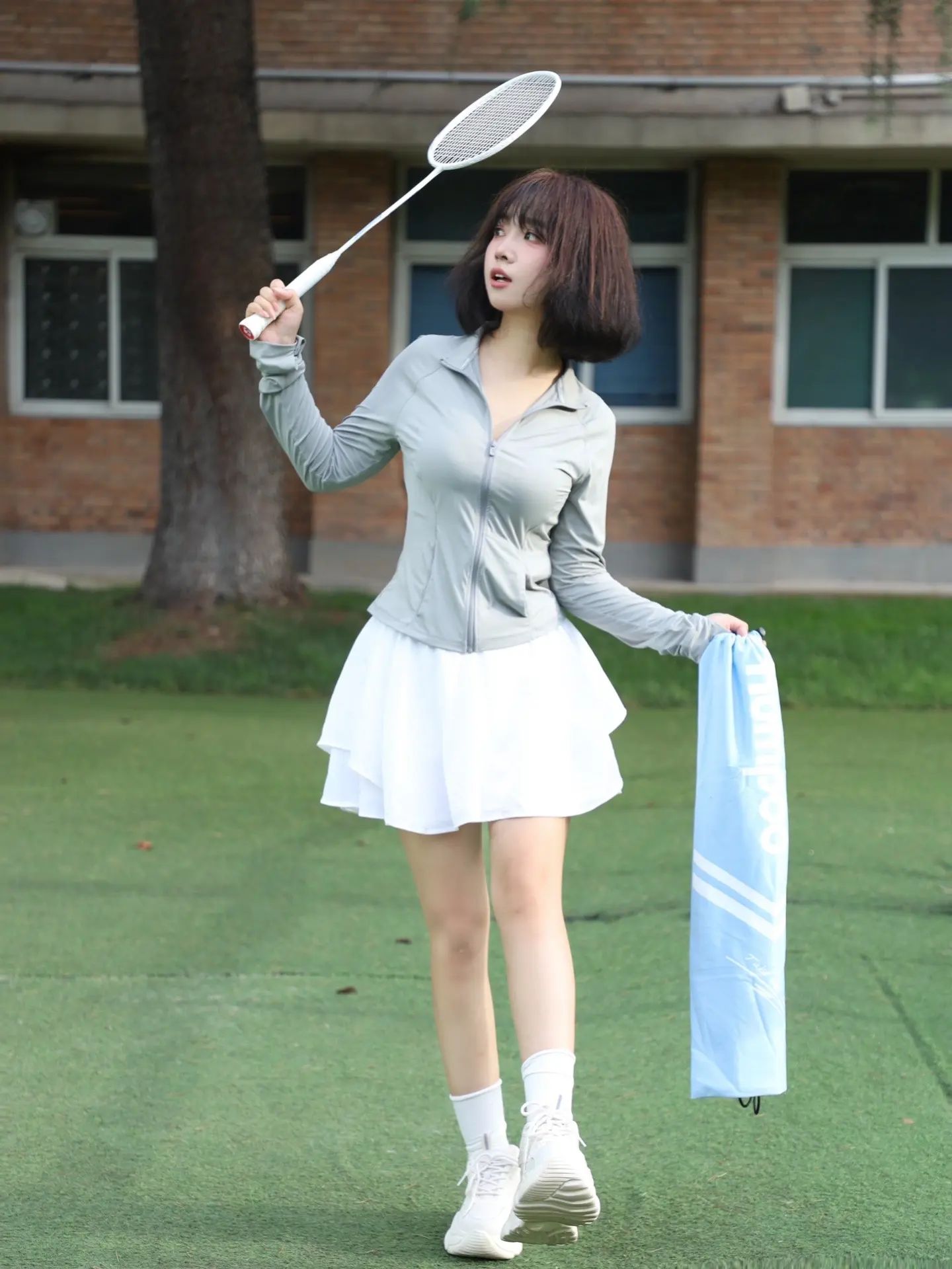一起去打羽毛球🏸。