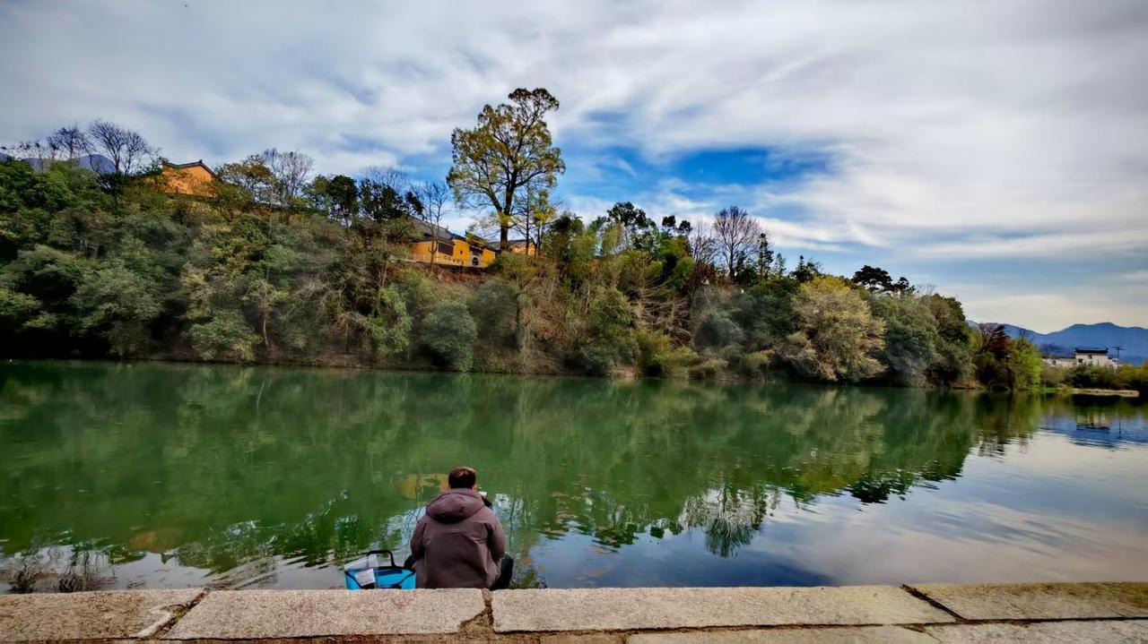 春水初生，春林初盛，坐在岸边看云影与树影在水面轻轻摇晃，连时光都慢了下来。眼前的
