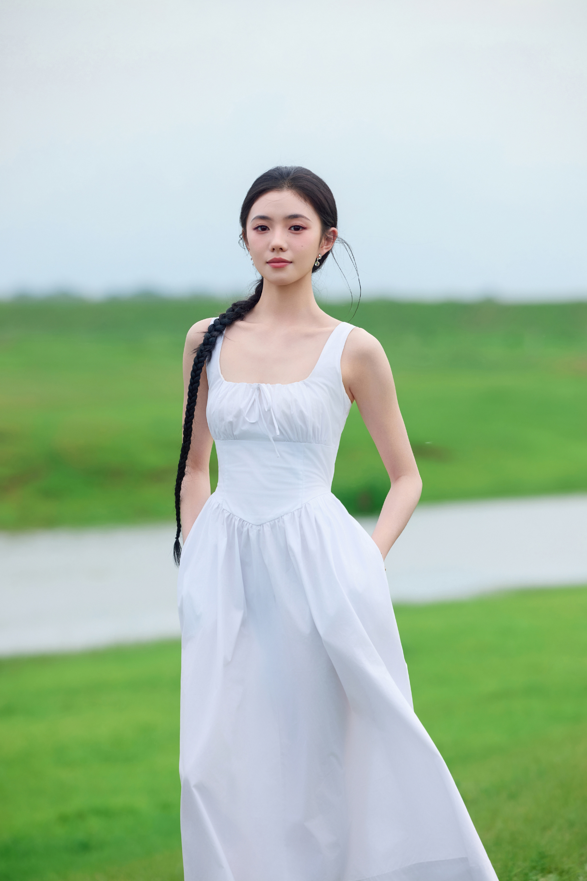 爱插兜的女孩 