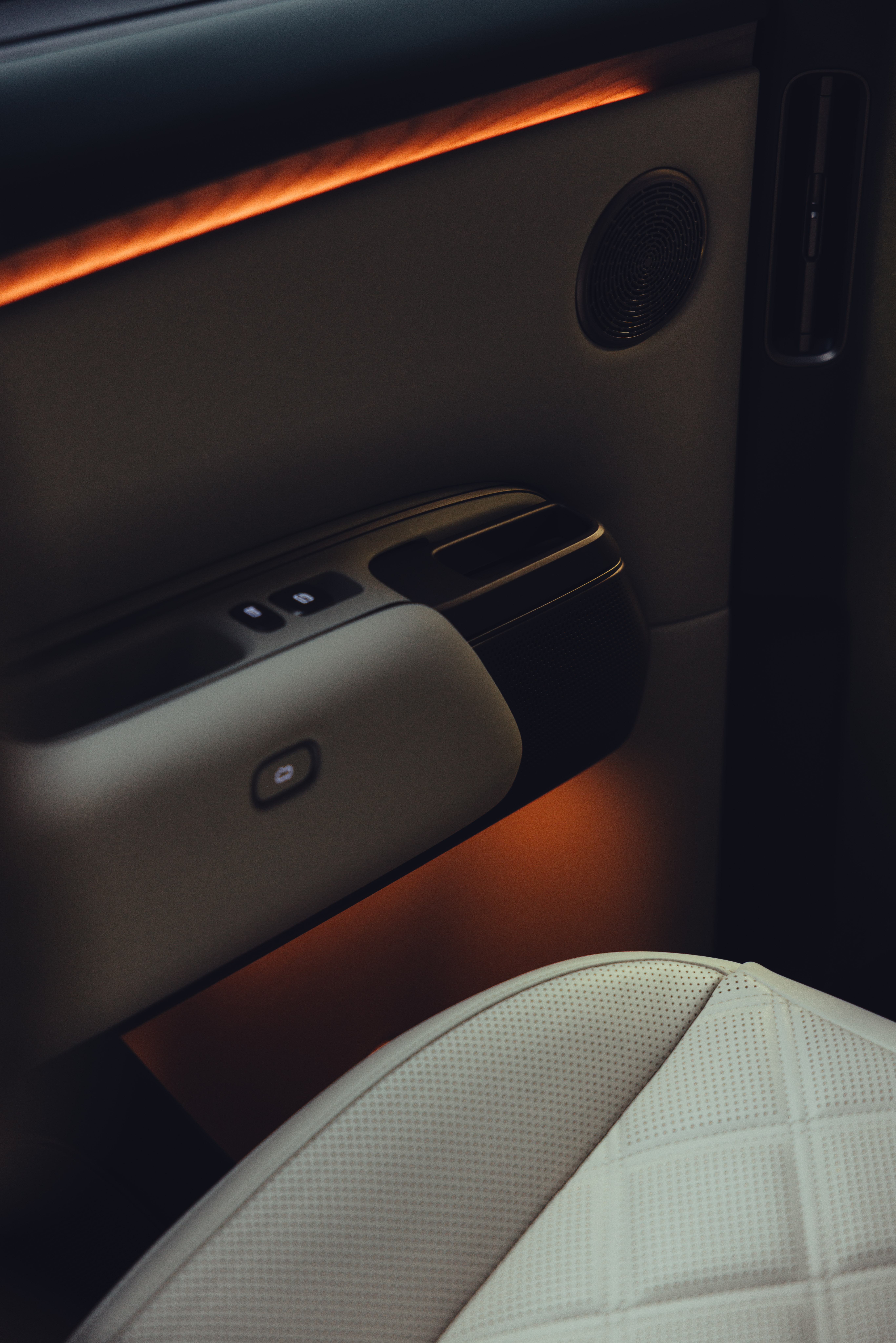 理想L9 Livis内饰…网上看到的 （有点像家里的沙发，旁边有个壁炉…） 