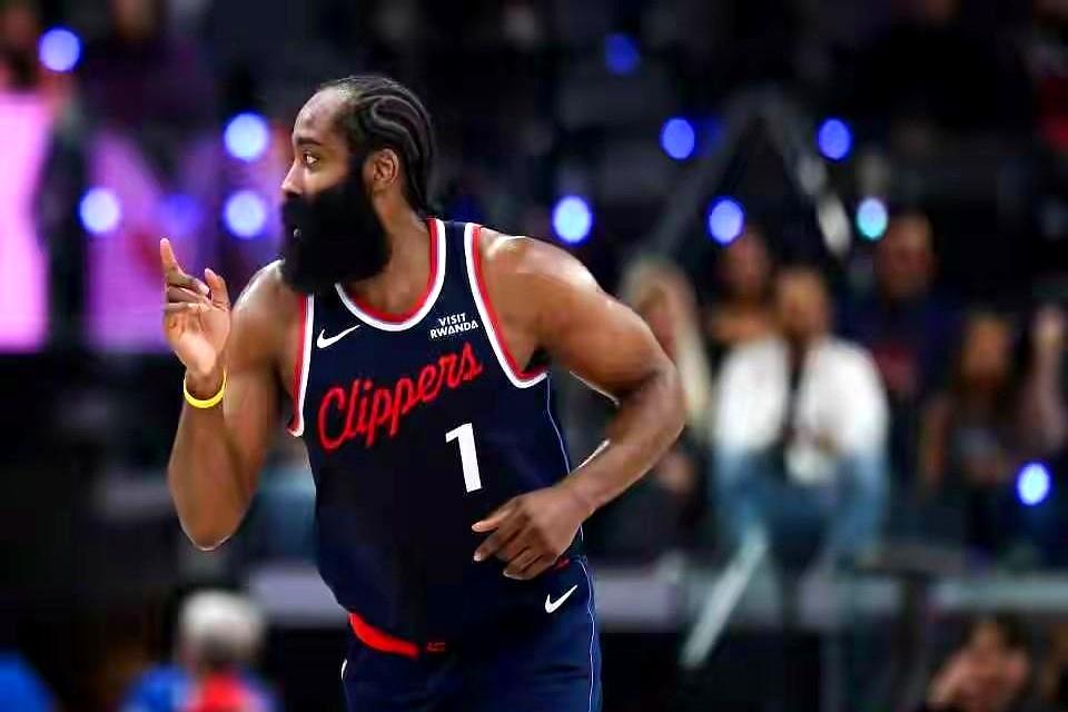 快船的败局似乎不是偶然的。哈登拼尽全力砍下35+10+11，末节连续投中4记三分