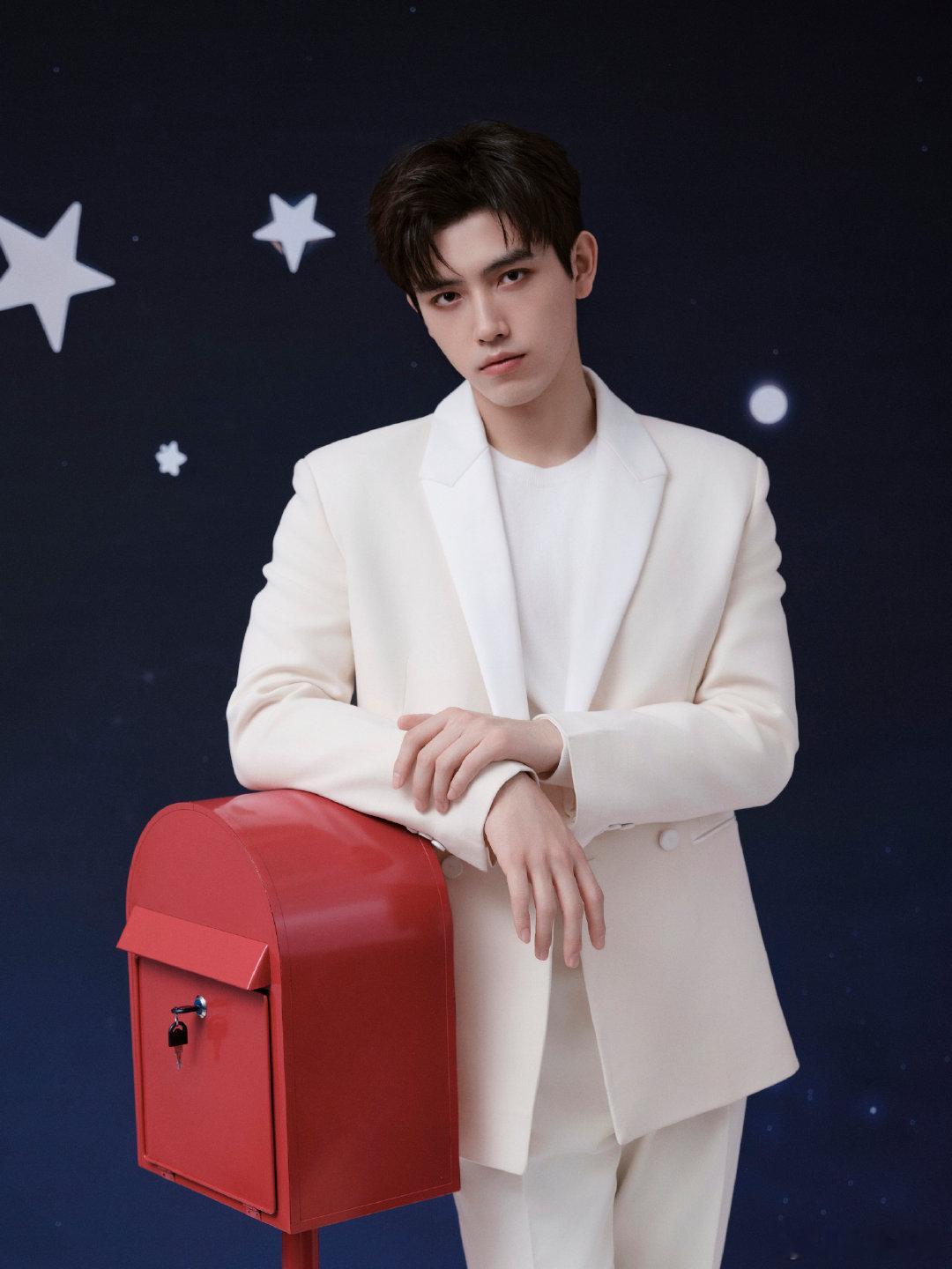 陈飞宇好像白马王子  陈飞宇穿白西装好贵气 陈飞宇的白西装，让他瞬间化身为白马王