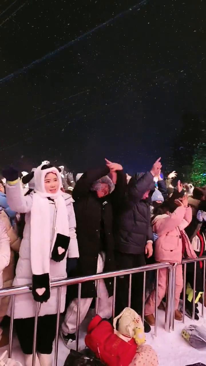 中国雪乡蹦野迪。
尖叫声。