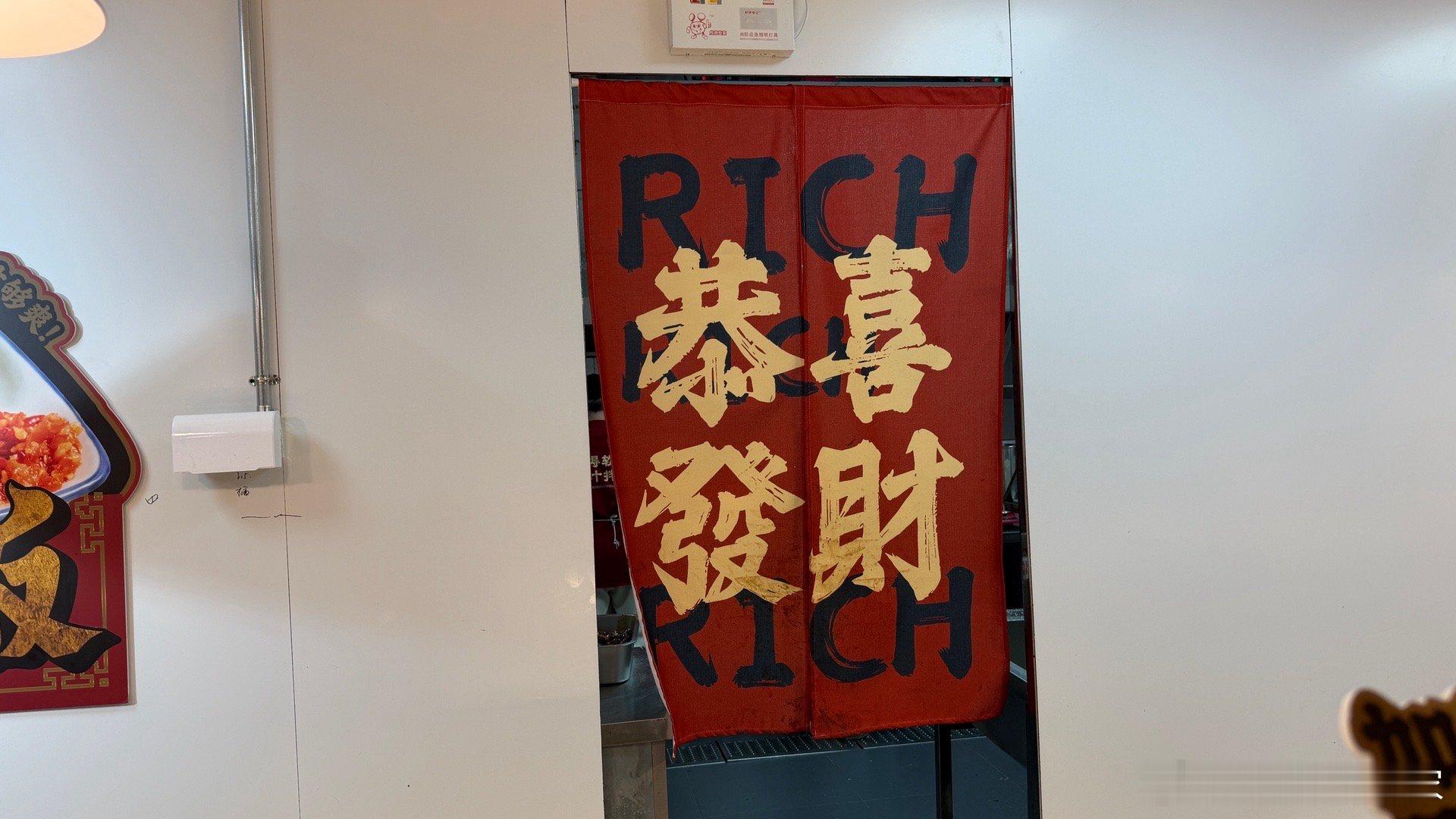 比亚迪将坚持磷酸铁锂电池路线 当然要坚持，因为他们家是干这个的。就像麦当劳说会坚