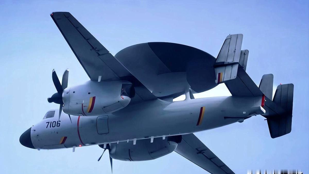 【正在阅兵训练的空警600】按照我国阅兵的惯例，参加阅兵的都是现役装备。

所以