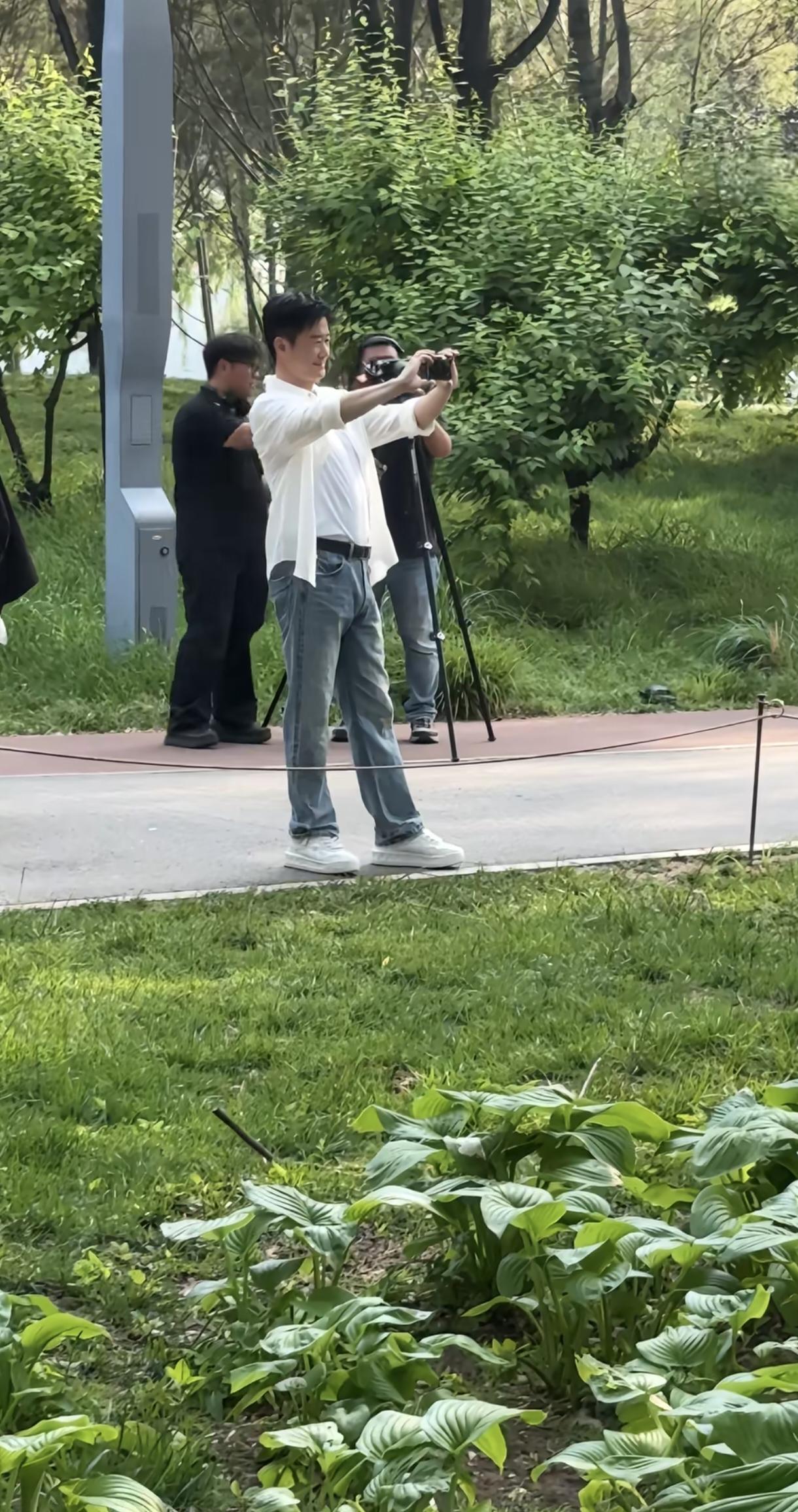 战狼都有点肚子了，吴京74年的，52岁有肚子也正常，身姿真是挺拔。像增高鞋，他以
