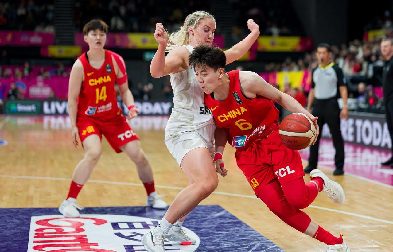 中国女篮打哭日本女篮夺冠！21岁核心最失意难过，球迷心疼落泪，郑薇遗憾无能为力！
