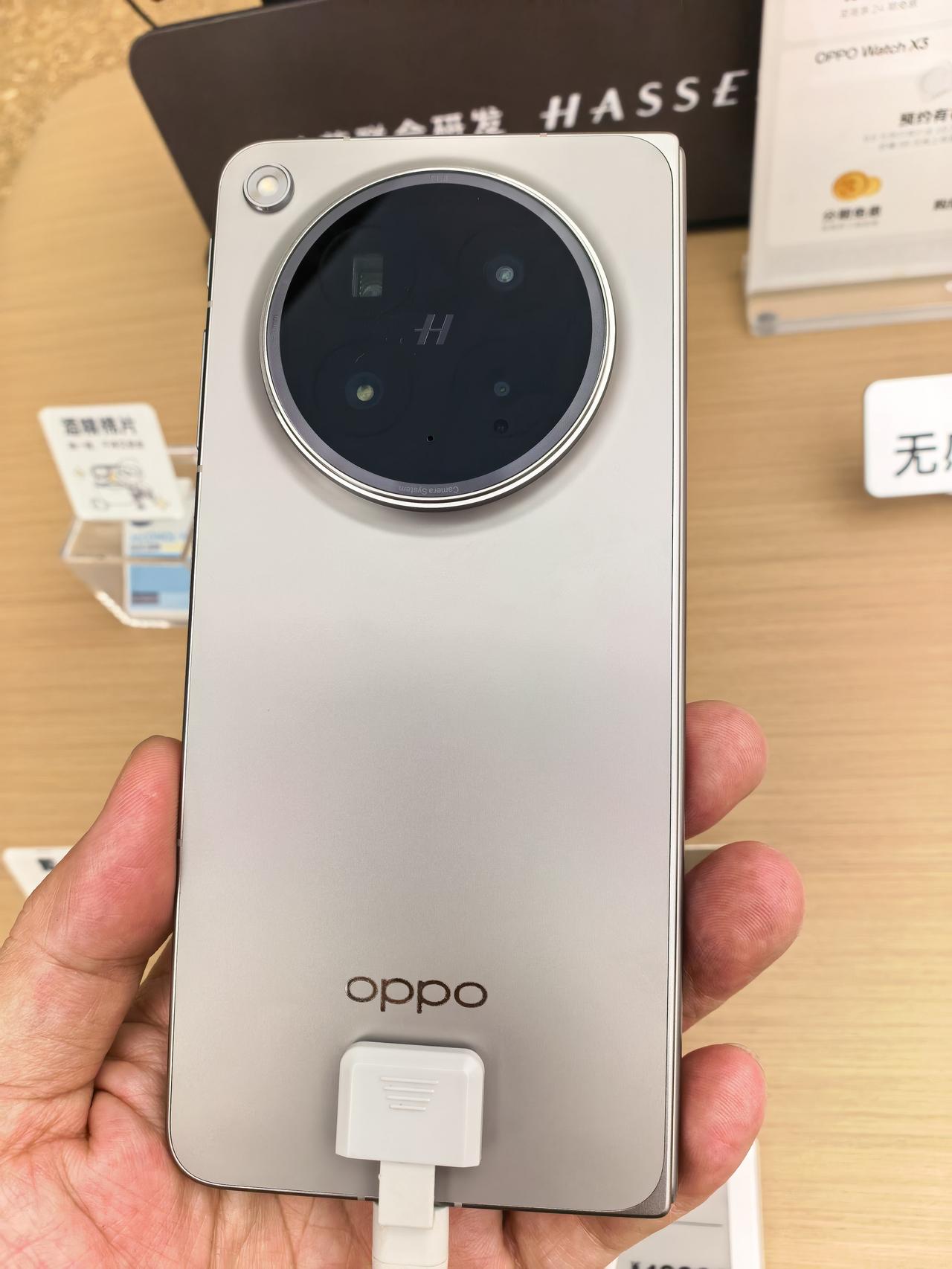 今晚带娃逛商场，摸了下OPPO Find N6这款折叠屏，是我目前摸过一众折叠里