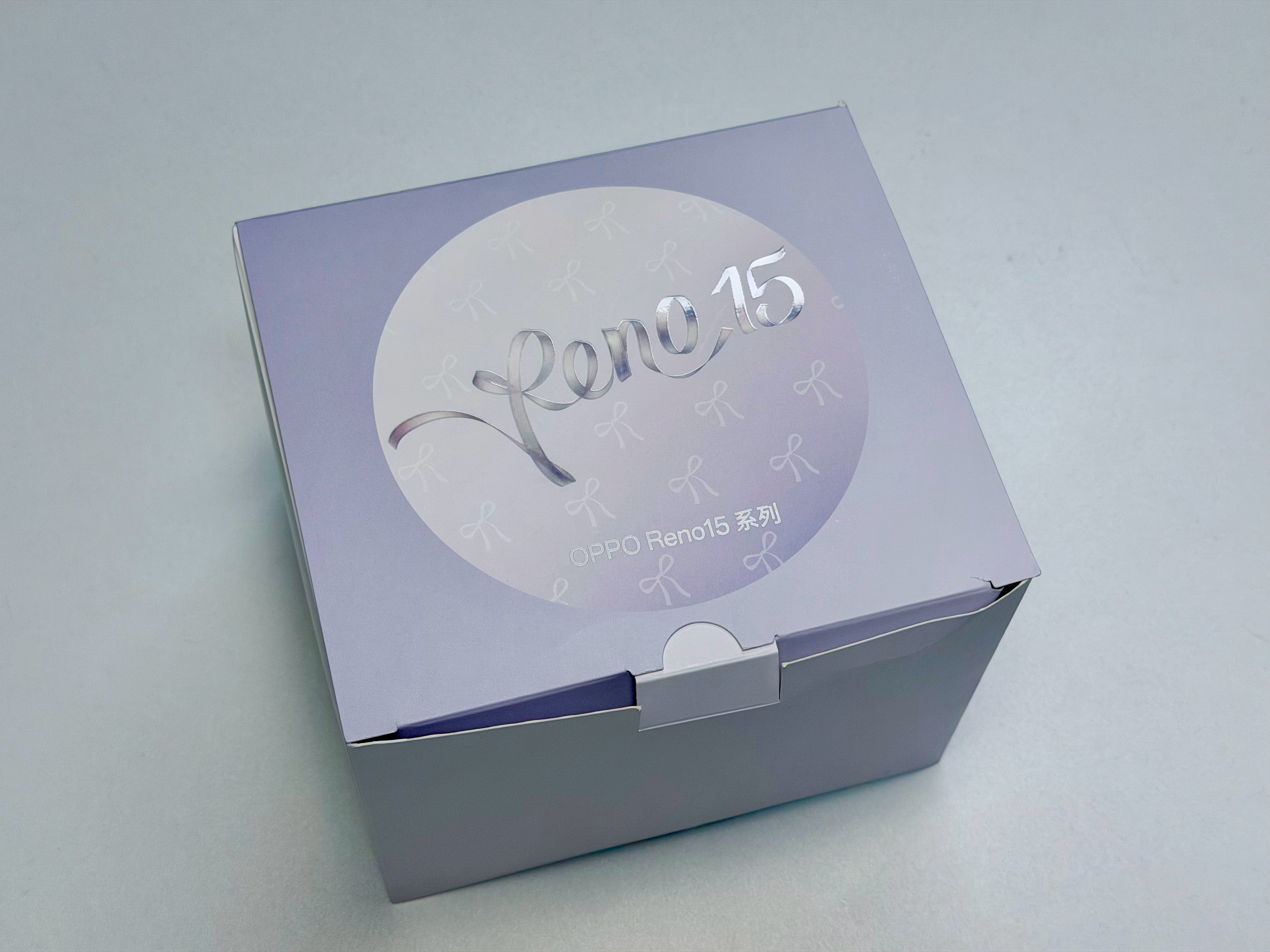 邀请函来了，这蝴蝶结元素甚是漂亮。里面是一套星空投影灯，且可以更换投影卡片。随机