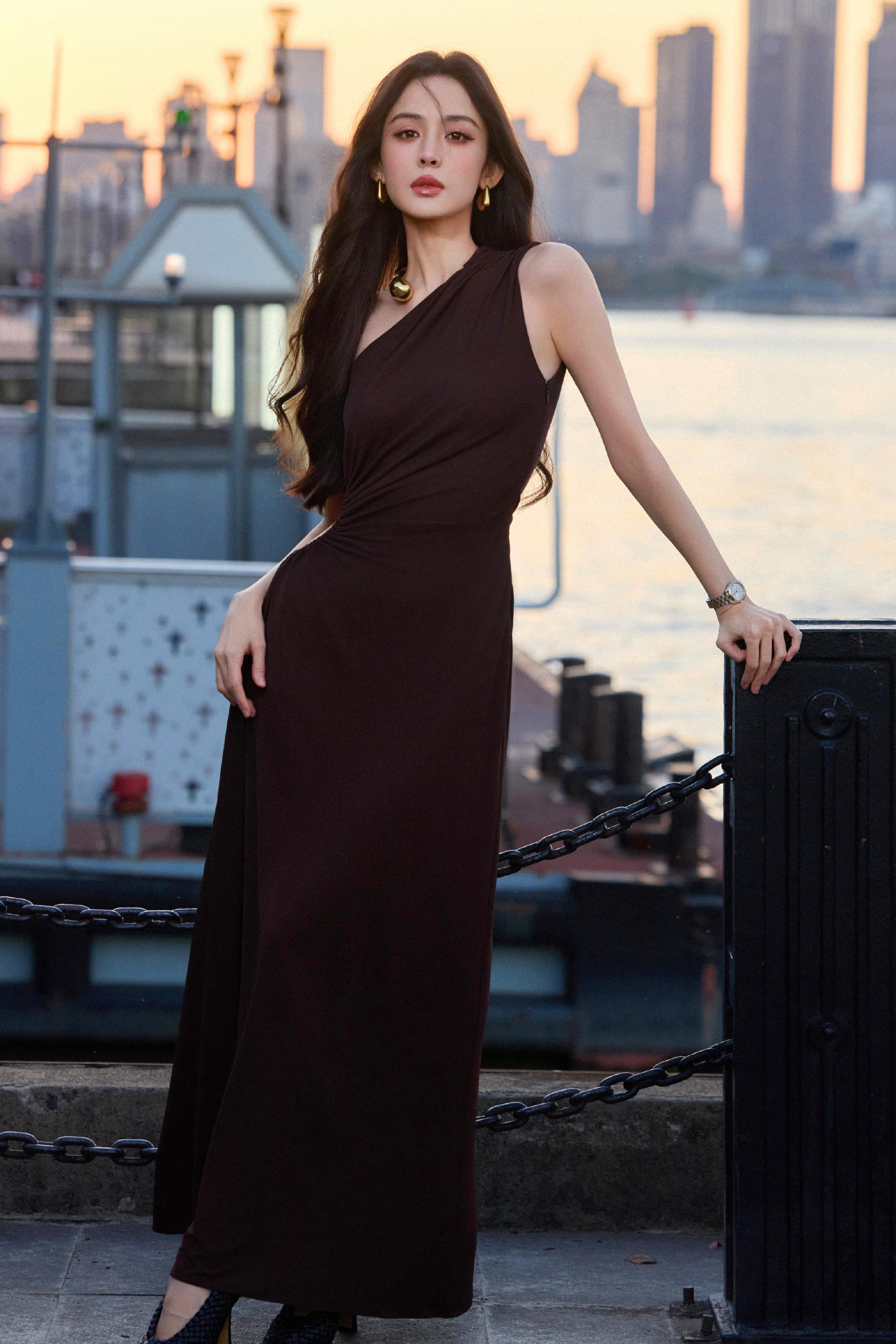 古力娜扎City Walk，朱唇裙装的冷酷姿态。娜扎