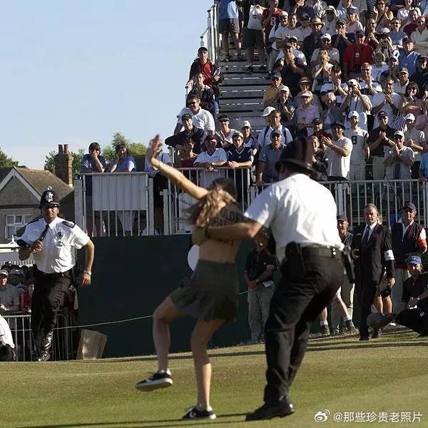 2003年，皇家圣乔治高尔夫球场，等到为冠军本·柯蒂斯颁奖时出现一位裸奔女士。据