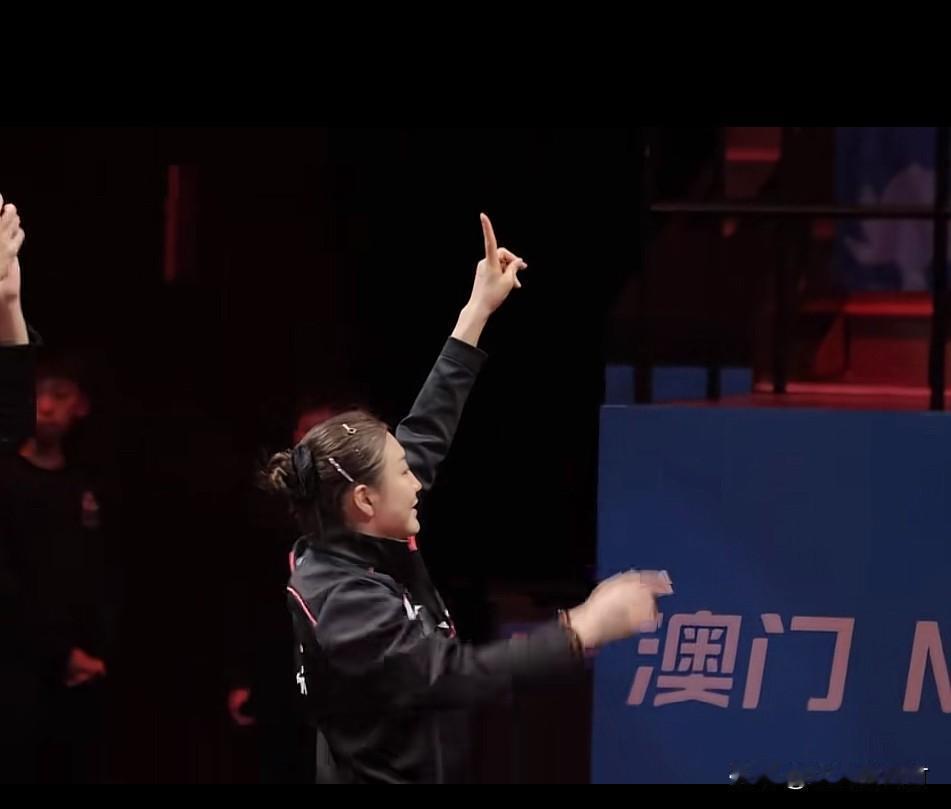 山东队夺冠现场球迷大喊河北队！
这是什么操作。比赛没有结束，球迷可以大喊河北队。