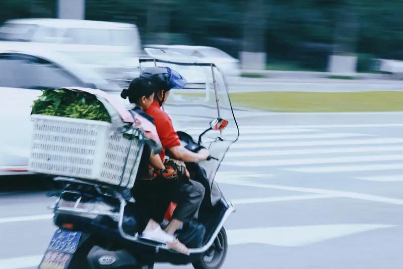 我觉得我的生活状态用“忙碌”二字形容挺合适。每天朝九晚五，工作排得满满当当，加班