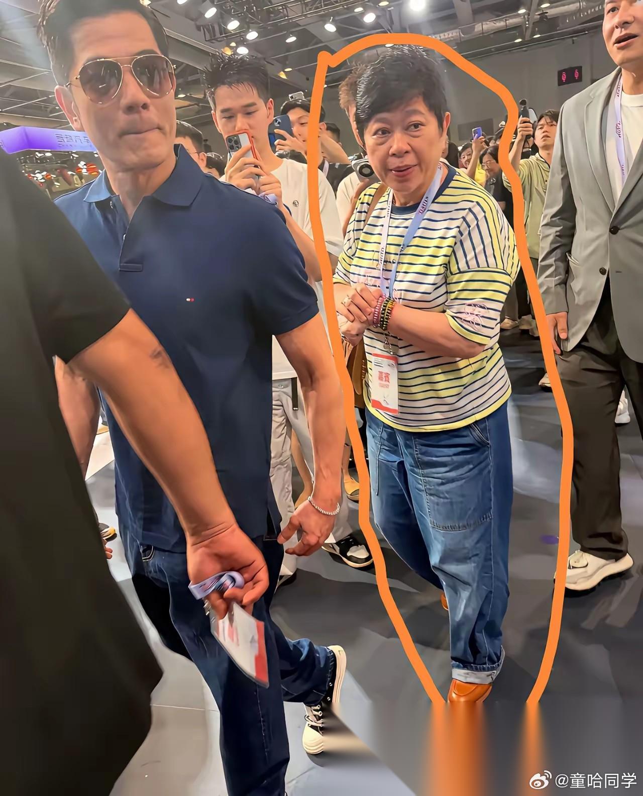 这是郭富城经纪人小美，已经60多岁了，本以为是什么明艳大美人没想到就是普通大妈。