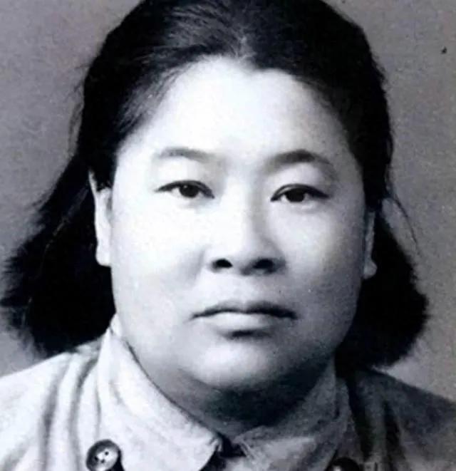 红军将领周子昆的大喜之日，新娘子却羞得躲了起来。就在这热闹又朴素的婚礼上，以豪爽