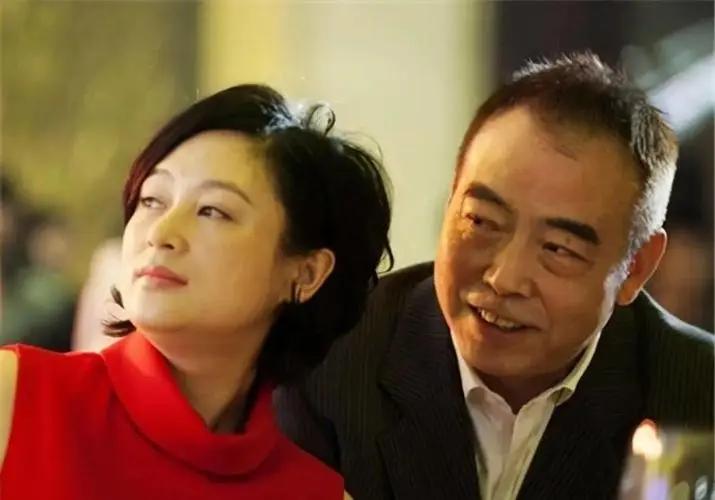 [微风]陈红嫁给陈凯歌后，鲁豫问：“你们在一起了，会不会觉得对不起倪萍？”陈红却