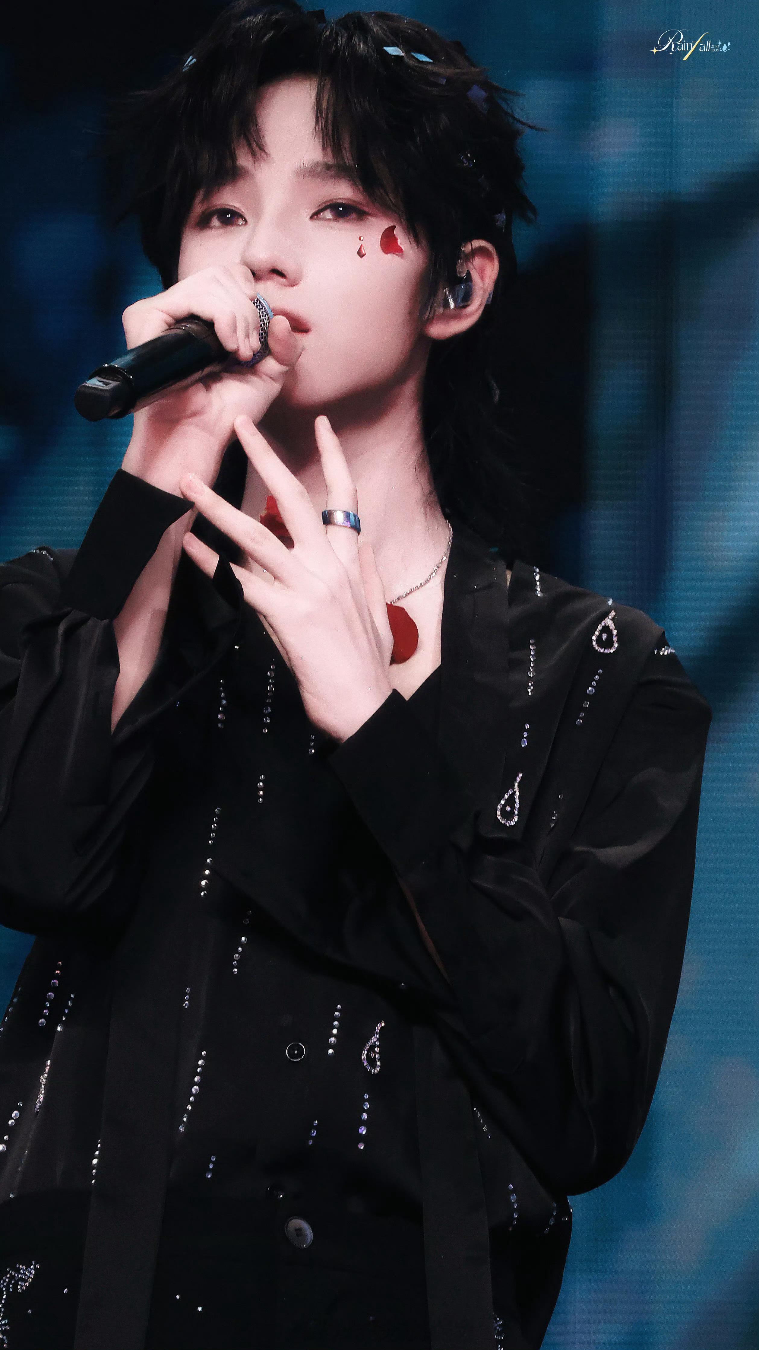 王橹杰半扎狼尾造型 王橹杰今天公演美成啥样了🌹橹橹太漂亮了[么么哒]王橹杰狼尾