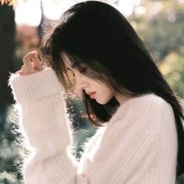 秋日微光，温柔静谧，少女轻抚发梢，心随景动。温柔美少女 秋日少女照 温柔少女 初