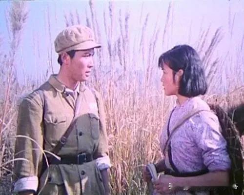 今天看了一部老电影《小花》，这部电影我每年都要看一遍，主要讲述了一对兄妹在战火纷