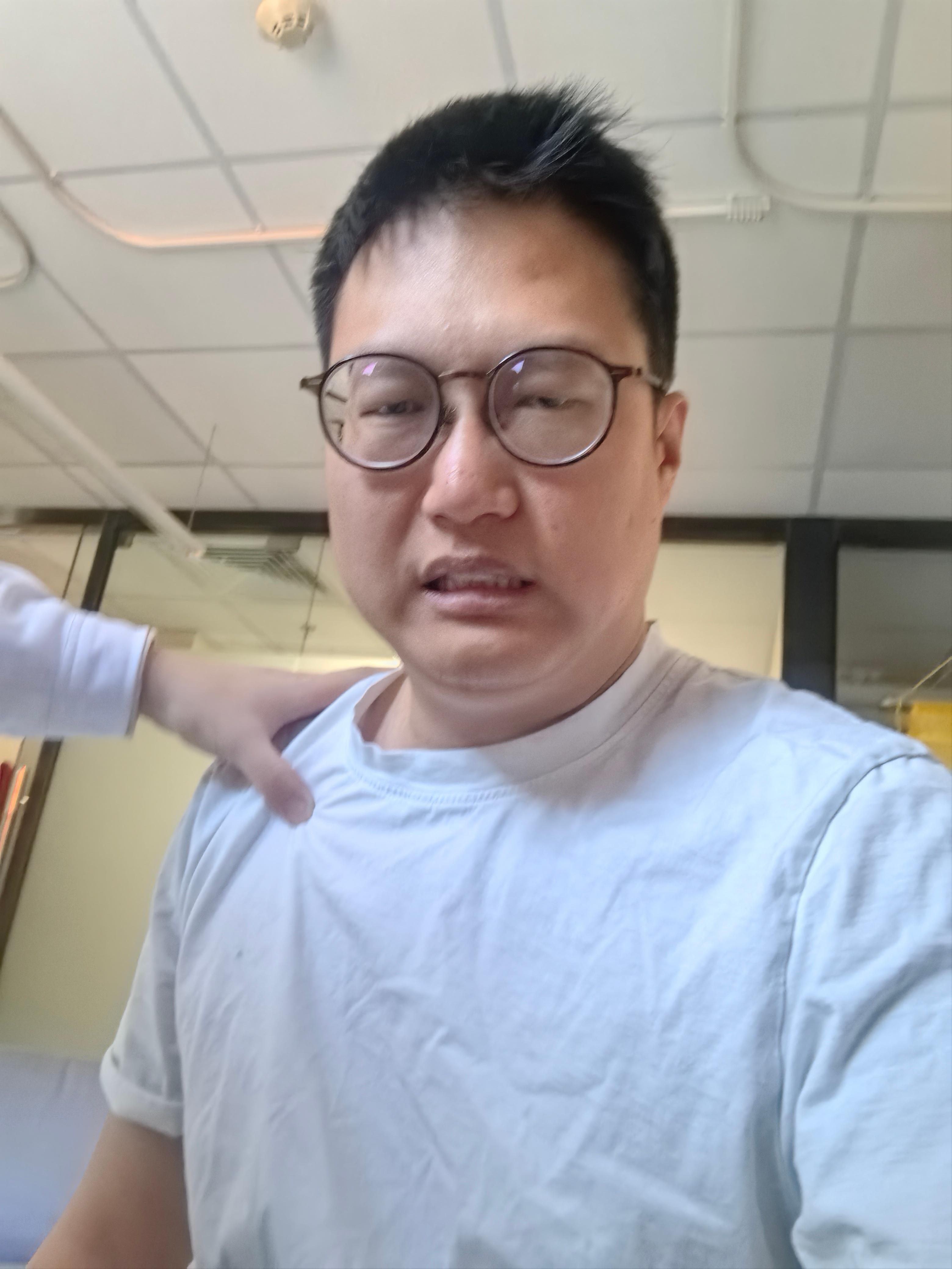 昨天稍有一点点征兆，但没想到今天早上起来左胳膊几乎动不了了，应该是痛风又发作了，