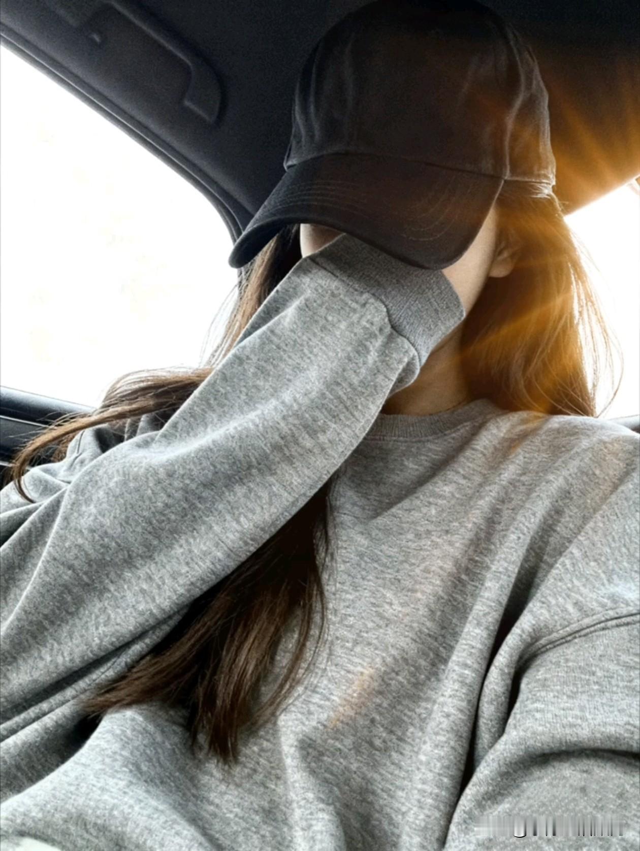 在这个世界上，要么抬头走路，要么低头奔跑，要么打个滴滴到处跑[捂脸]