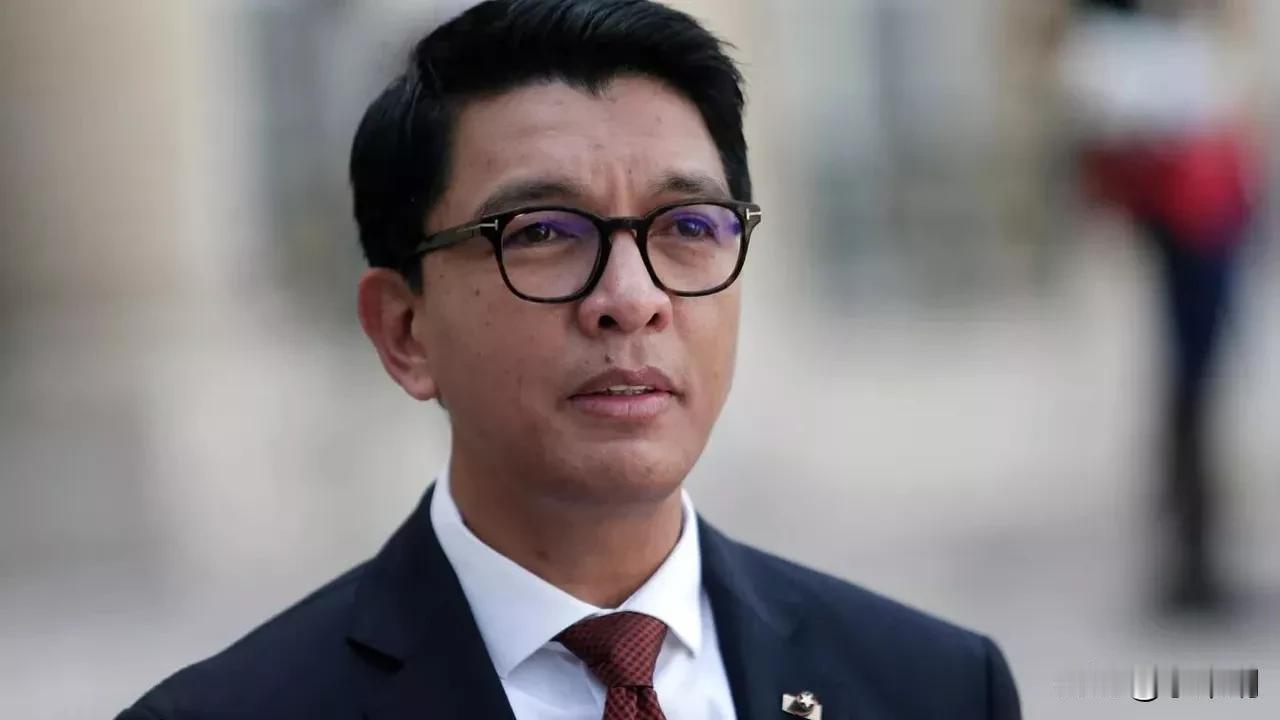 又是“Z世代”！
又一国家被迫宣布解散政府。
9月30日，面对持续蔓延的抗议浪潮