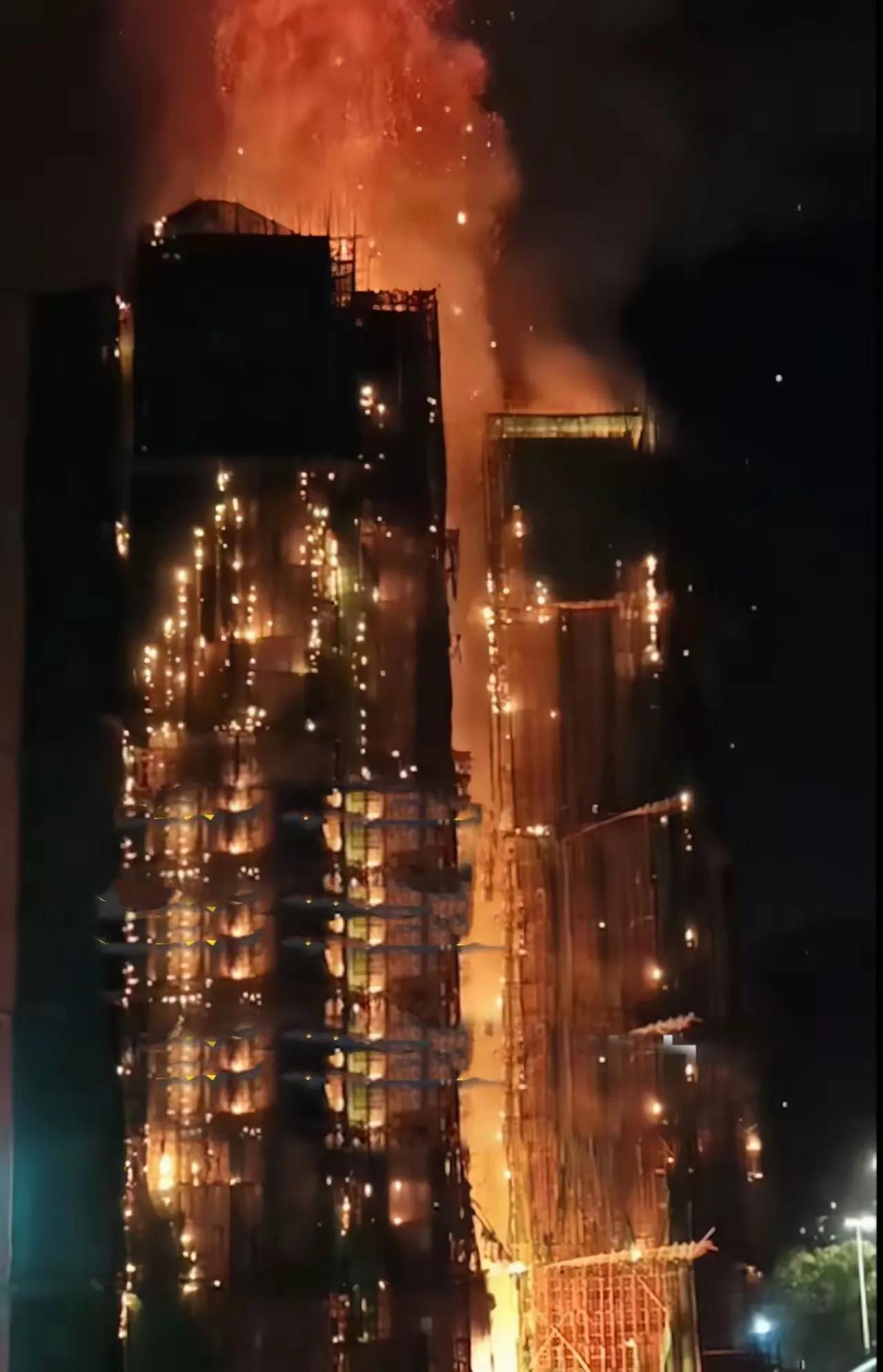 亲戚打电话回来说

香港这场火太大了

从来没见过这架势！

老公在旁一直摇头，