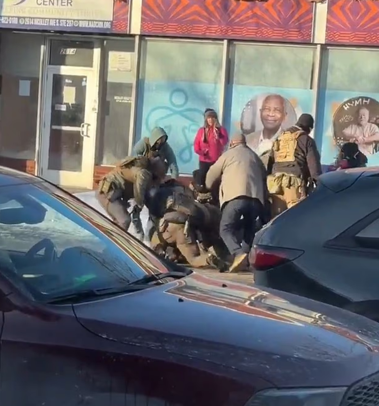 特朗普近日再次强硬表态，警告明尼阿波利斯市市长，其要求警方不执行联邦移民法的行为