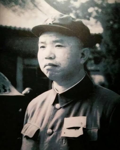 为了能多靠近对方几分，他特意假装负伤前去问诊，贺龙、徐向前再也按捺不住，主动出面
