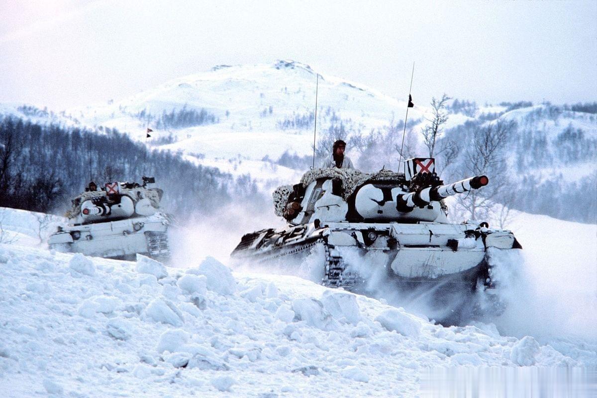 雪地训练中的挪威豹1，摄于1982年#坦克装甲车辆##外军影像##武器装备# ​