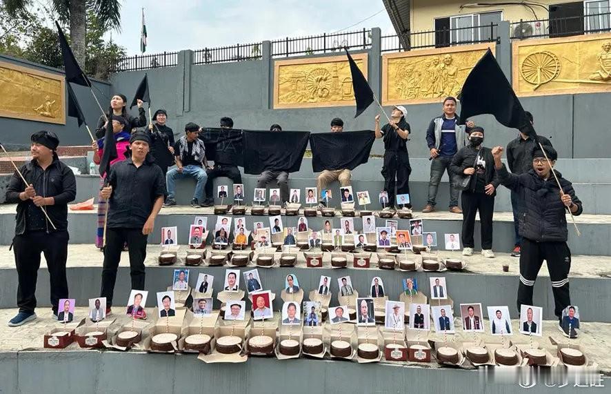 2月18日藏南群众组织在伪阿邦议会外面举行“黑色一天”示威抗议活动，表达对伪阿邦