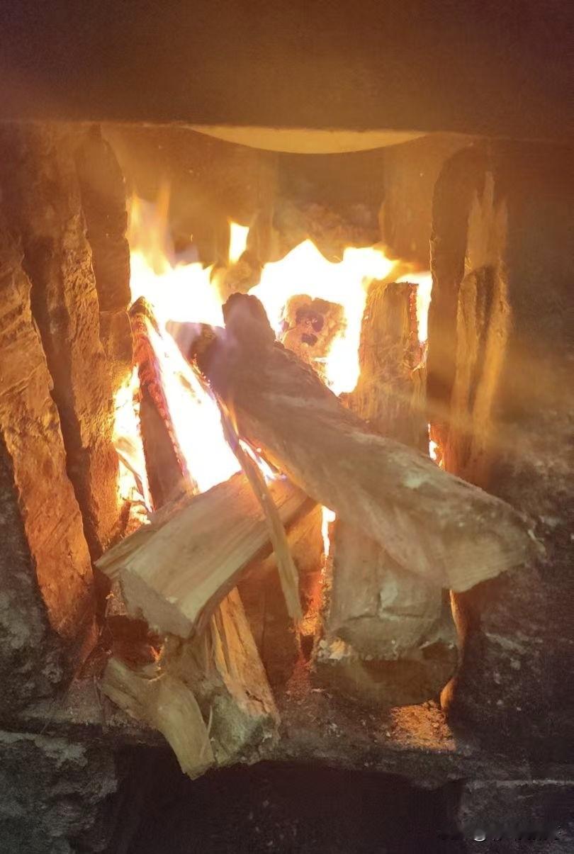 现在还有多少地方还在用柴火灶，又有多少人能吃到瓦罐煨汤？