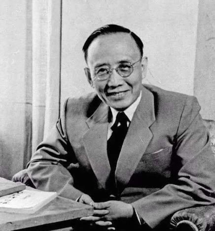 1912年洞房之夜，郭沫若见发妻太丑，拒绝同房。就在他转身要走时，发妻拉住他苦苦