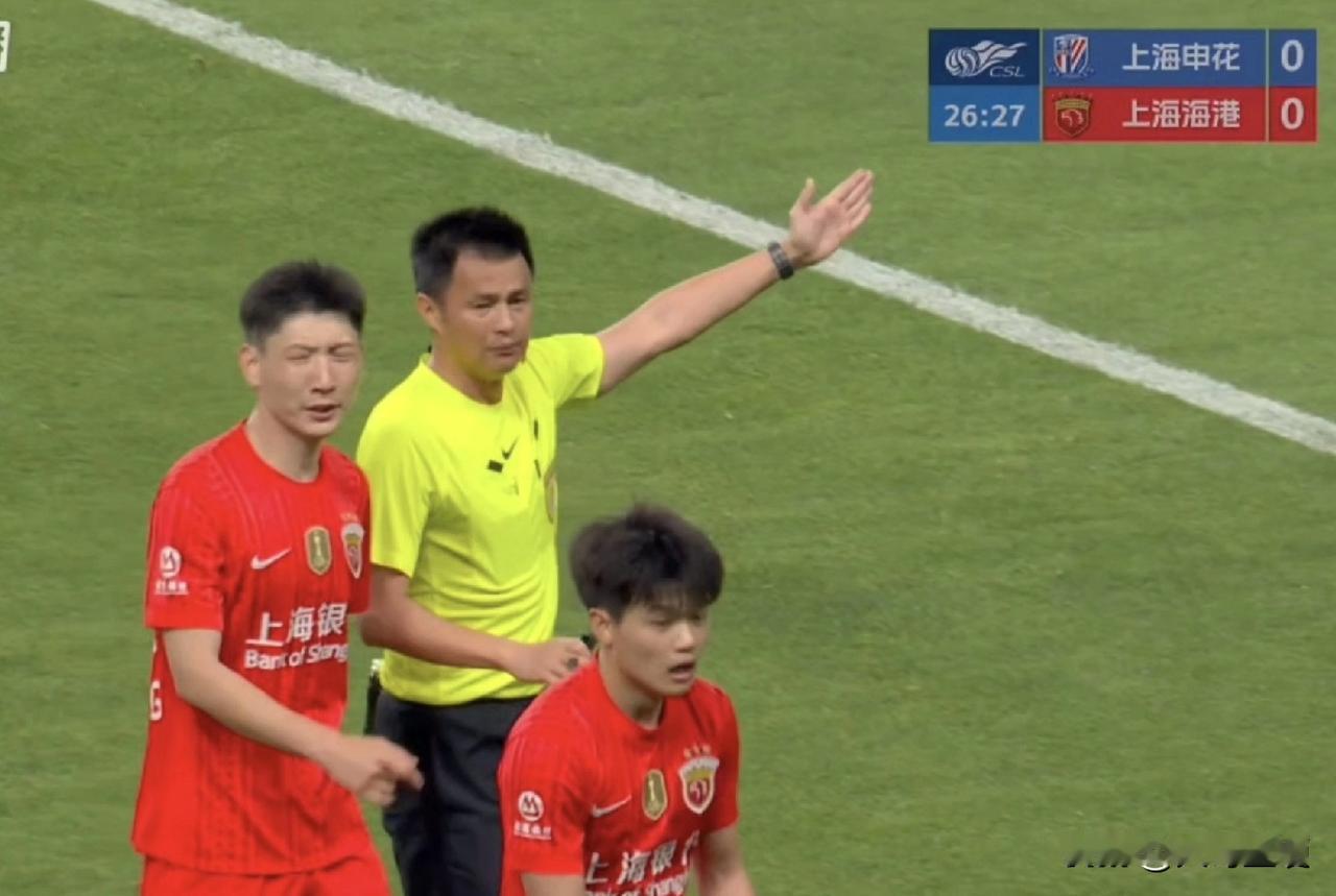 李海新下手太软！武磊在替补席上，冲着边裁指手画脚，换成是马宁吹罚，早就冲过去掏出