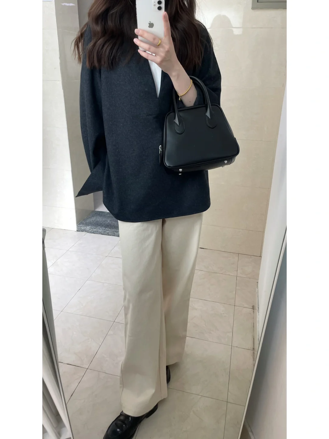 早秋的灰色系通勤穿搭