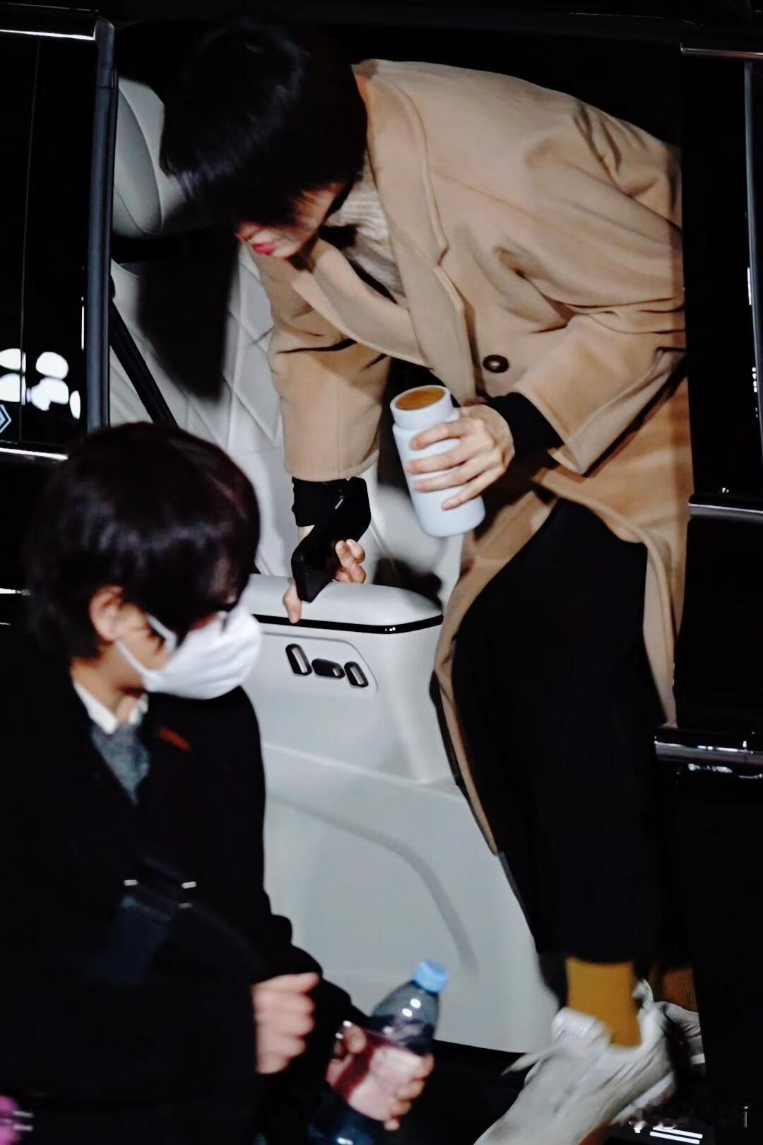 梁咏琪剪了短发后年轻20岁！驼色大衣+半高领毛衣+黑色长裤，时髦又高级！ 