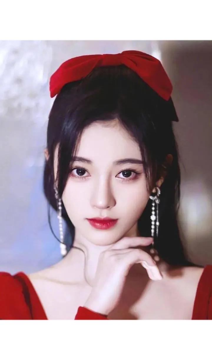 鞠婧祎：丝芭传媒宠儿，智慧应对舆论风波

鞠婧祎，作为丝芭传媒的璀璨明星，一直备